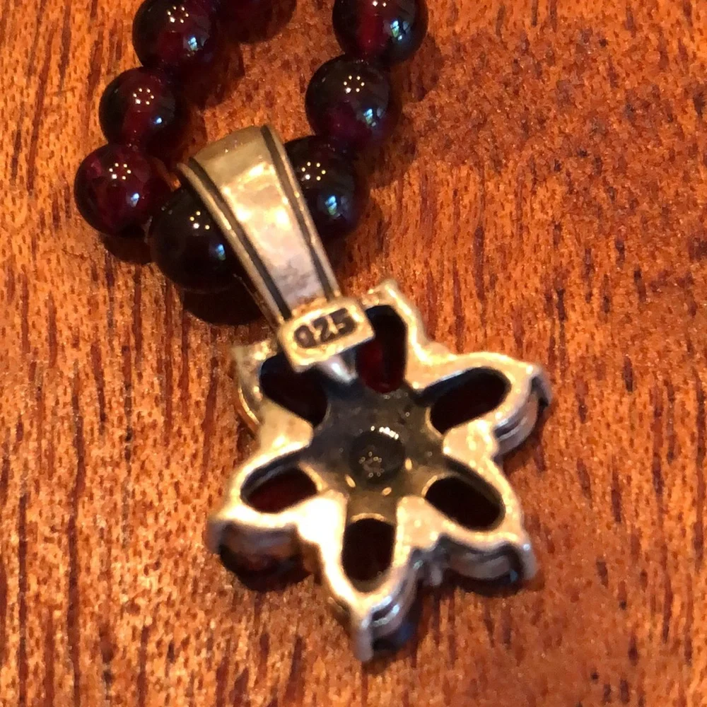 Garnet bead and 925 silver 18” necklace with oval garnet floral pendant - Picture 6 of 6